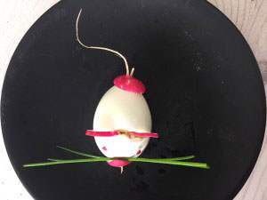 Kul midsommarmat för barnen med ägg, rädisor och gräslök. Midsommarmat för barnen - med ägg, rädisor och gräslök