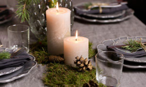 Juldukning med mossa och kottar