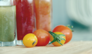 tomatsås på gröna och röda tomater