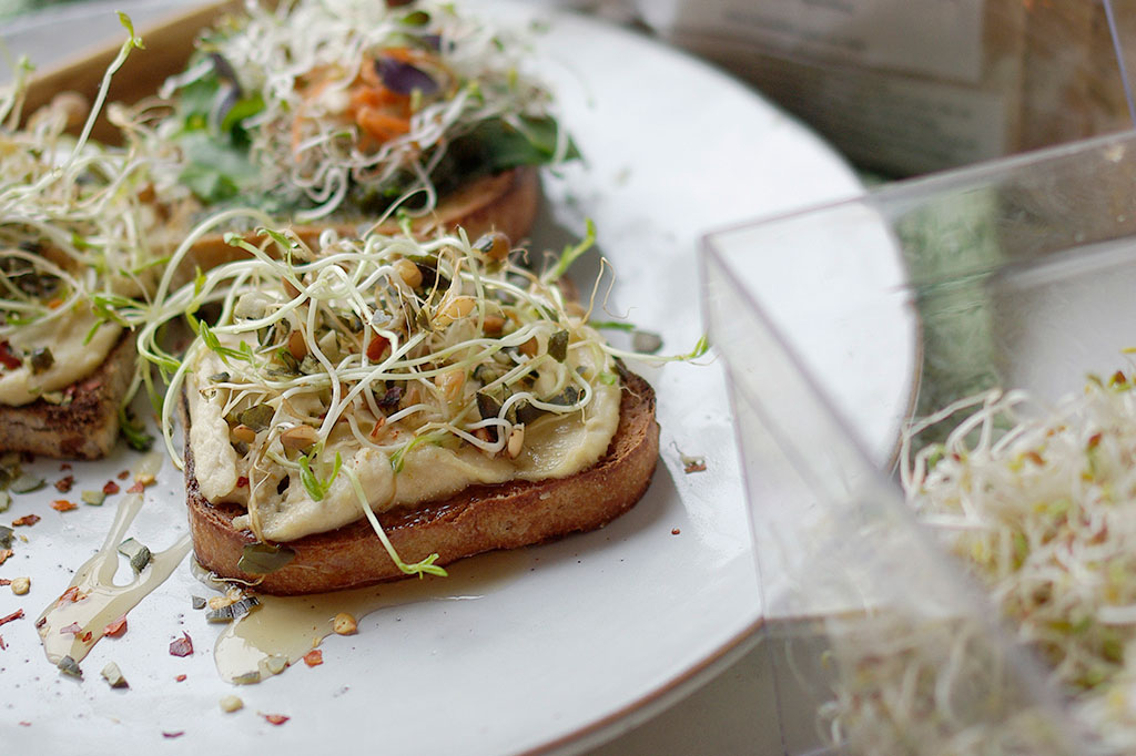 Med linsgroddar och ett rejält lager hummus blir din smörgås mättande och näringsrik. Foto: Lovisa Back