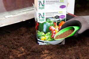 Grönsaksgödseln är helt vegetabilisk och godkänt för ekologisk odling. Den är dessutom enkel att dosera – ett utmärkt komplement till de grönsaker som behöver en extra skjuts! Foto: Annika Christensen