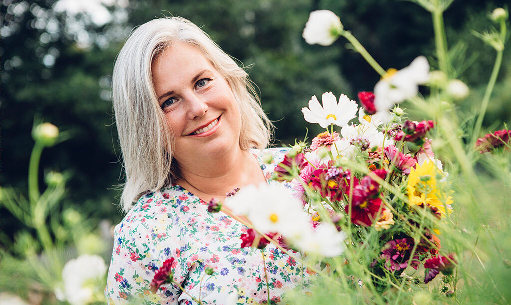 Hanna Wendelbo plockar sommarblommor till sitt blomsterpill. Foto: Katja Ragnstam