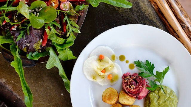 Squashrosor, pickad kålrabbi, bondbönsröra. Foto: Markus Danielsson